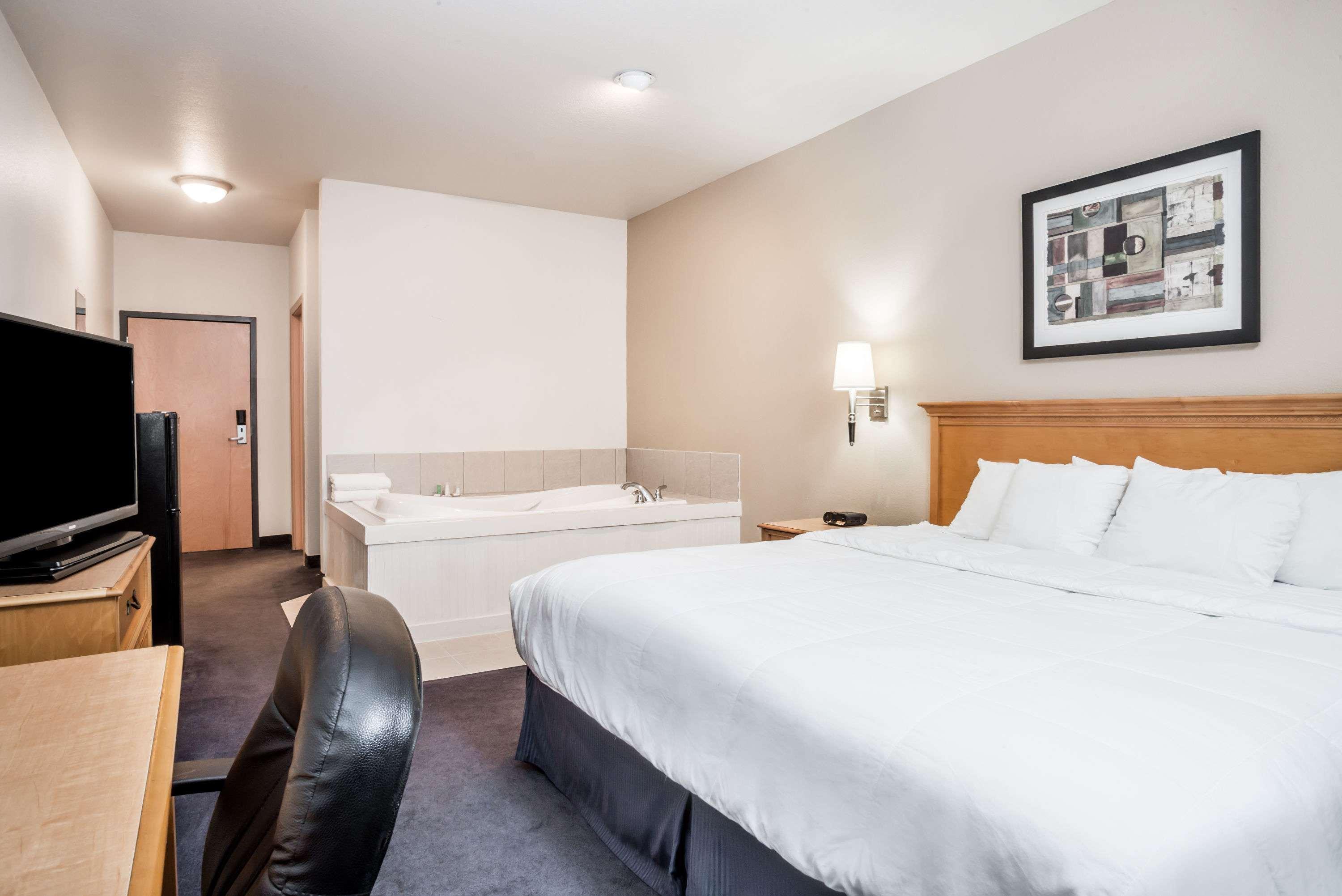 Baymont By Wyndham Indianapolis Northeast Hotell Exteriör bild