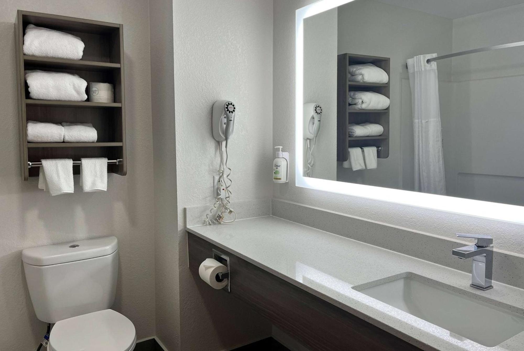 Baymont By Wyndham Indianapolis Northeast Hotell Exteriör bild