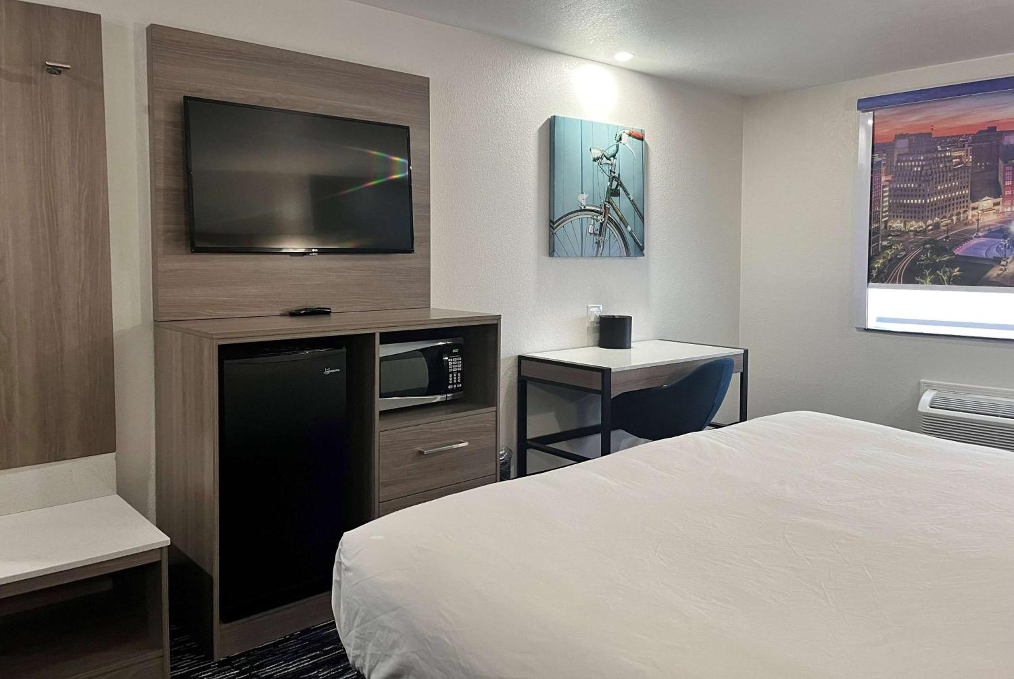 Baymont By Wyndham Indianapolis Northeast Hotell Exteriör bild